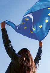 Frau schwenkt Europafahne